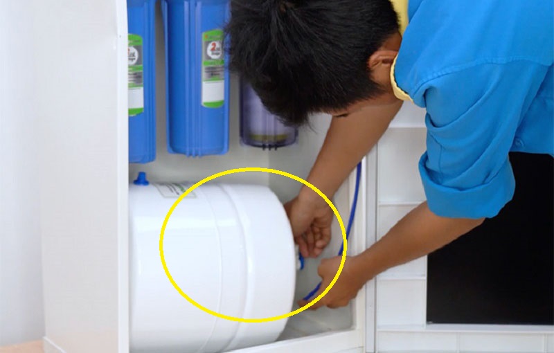 Nguyen nhan may loc nuoc ra nhieu nuoc thai